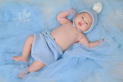 阿拉尔摸孕妇肚子沾喜气